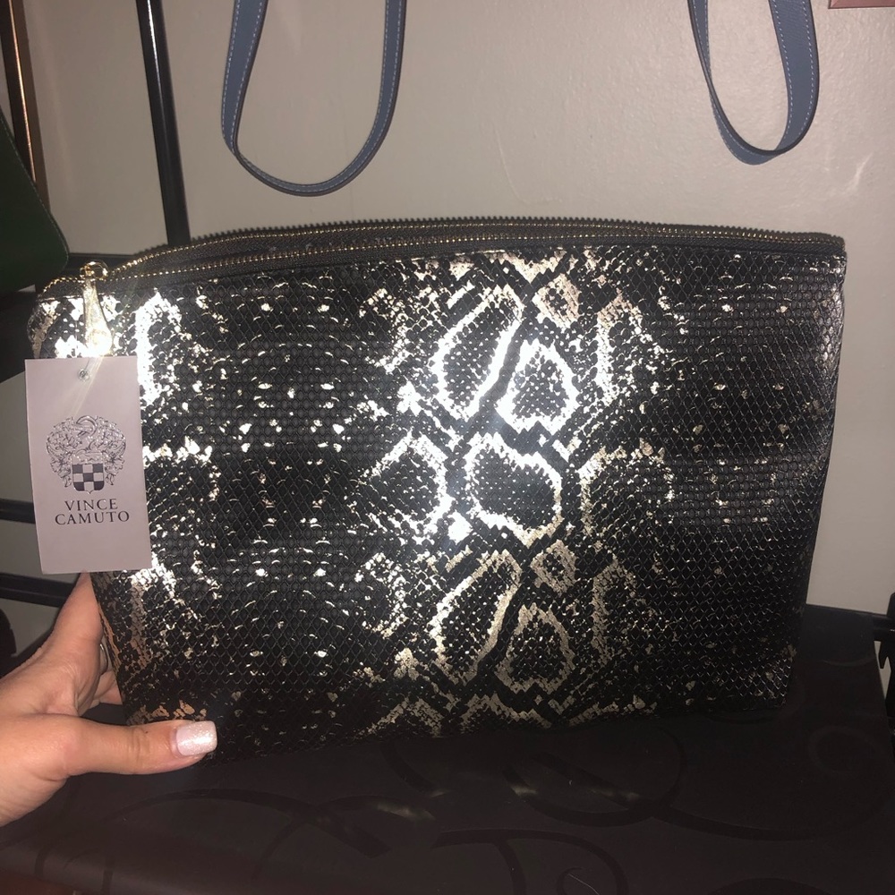 Vince Camuto makeup bag. NWT. Snakeskin print.